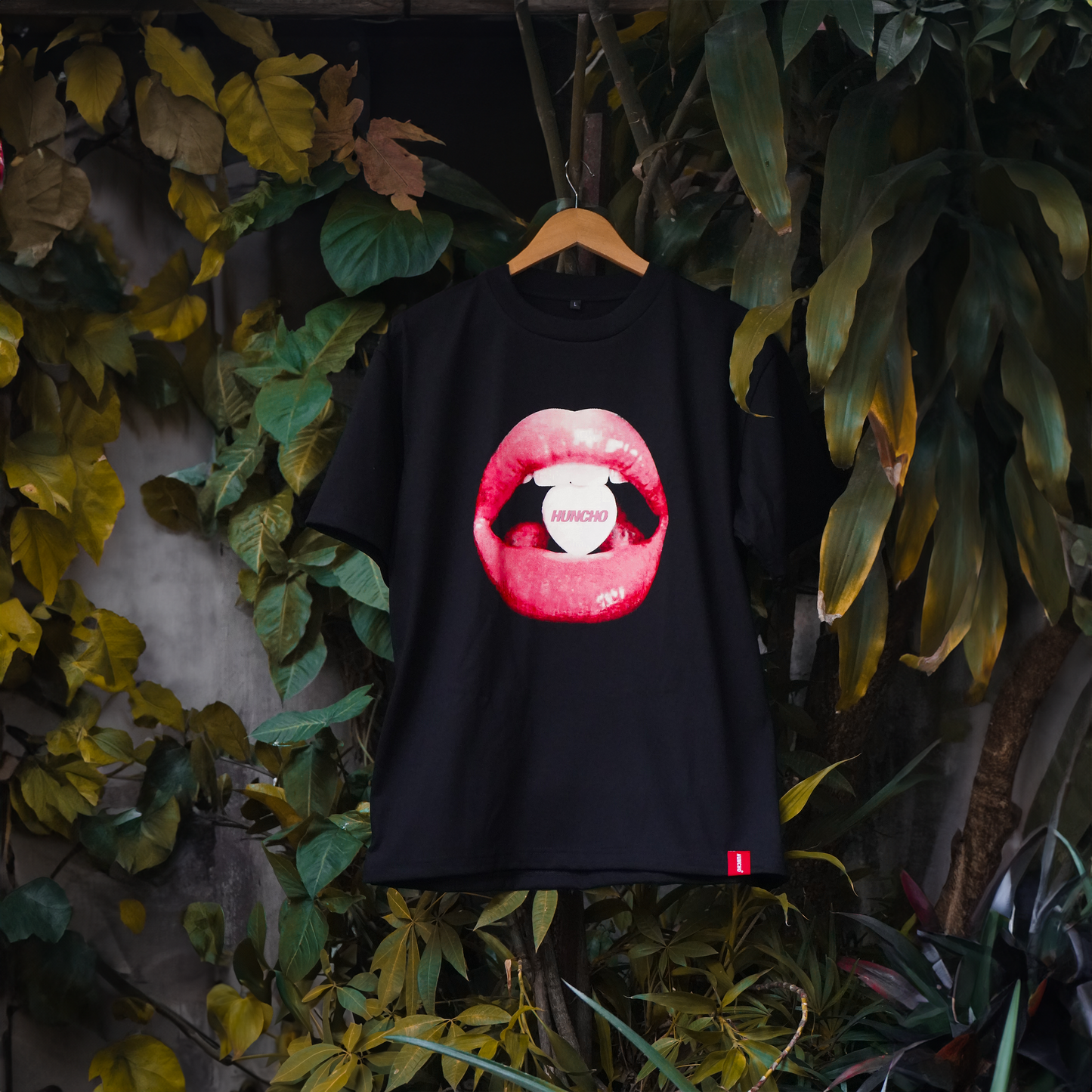 HUNCHO LIPS TEE